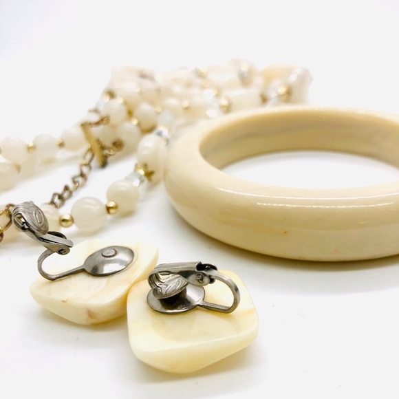 Vintage Creamy Ivory Plastic Lucite Jewelry Lot - Picture 11 of 16